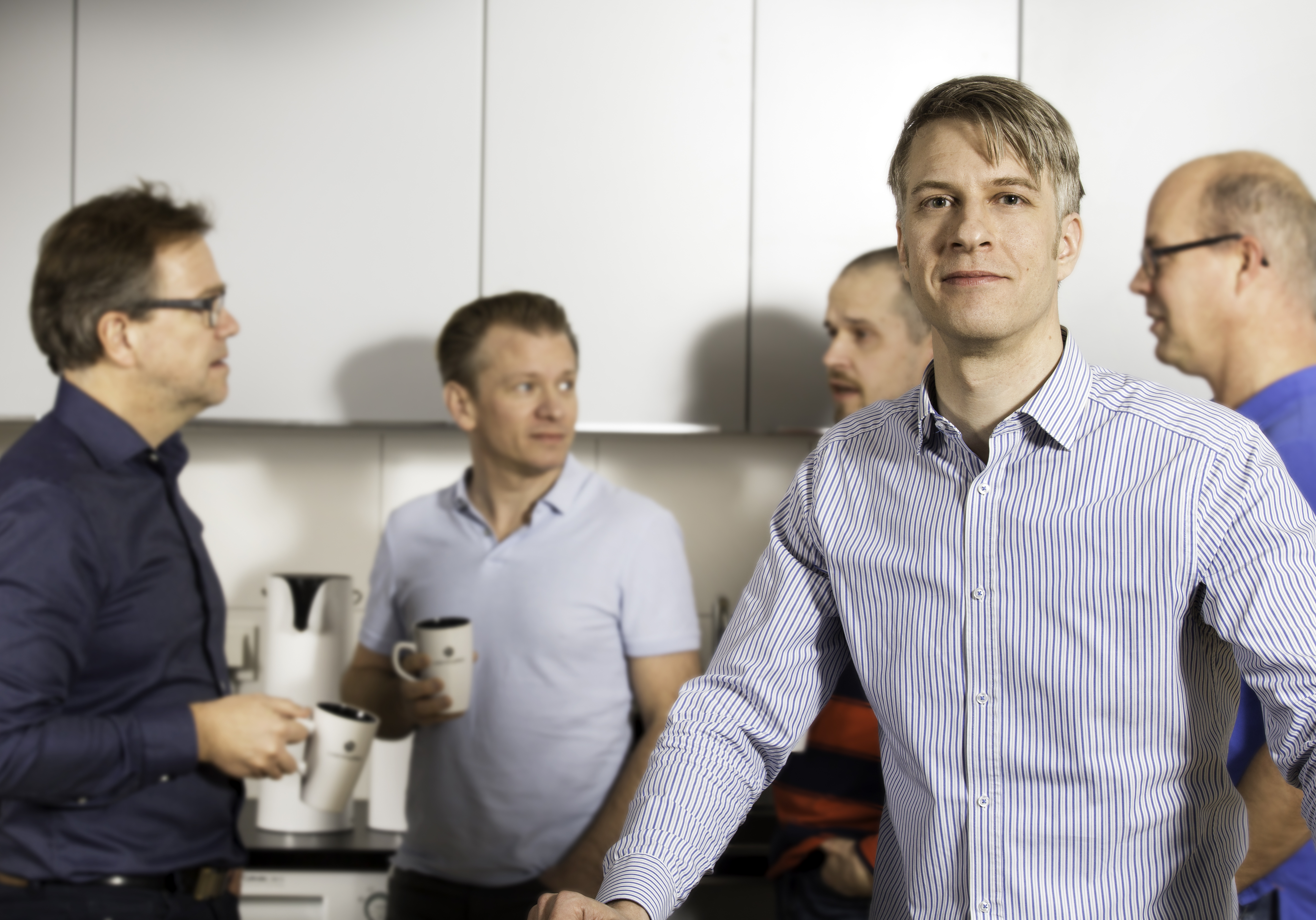 Systemutvecklaren Erik Ytterberg tillsammans med kollegor på LearningWells kontor i Nyköping
