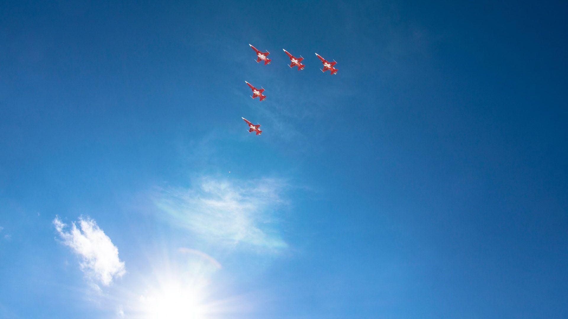 En himmel med röda prickar som flyger i en flyttfågelformation