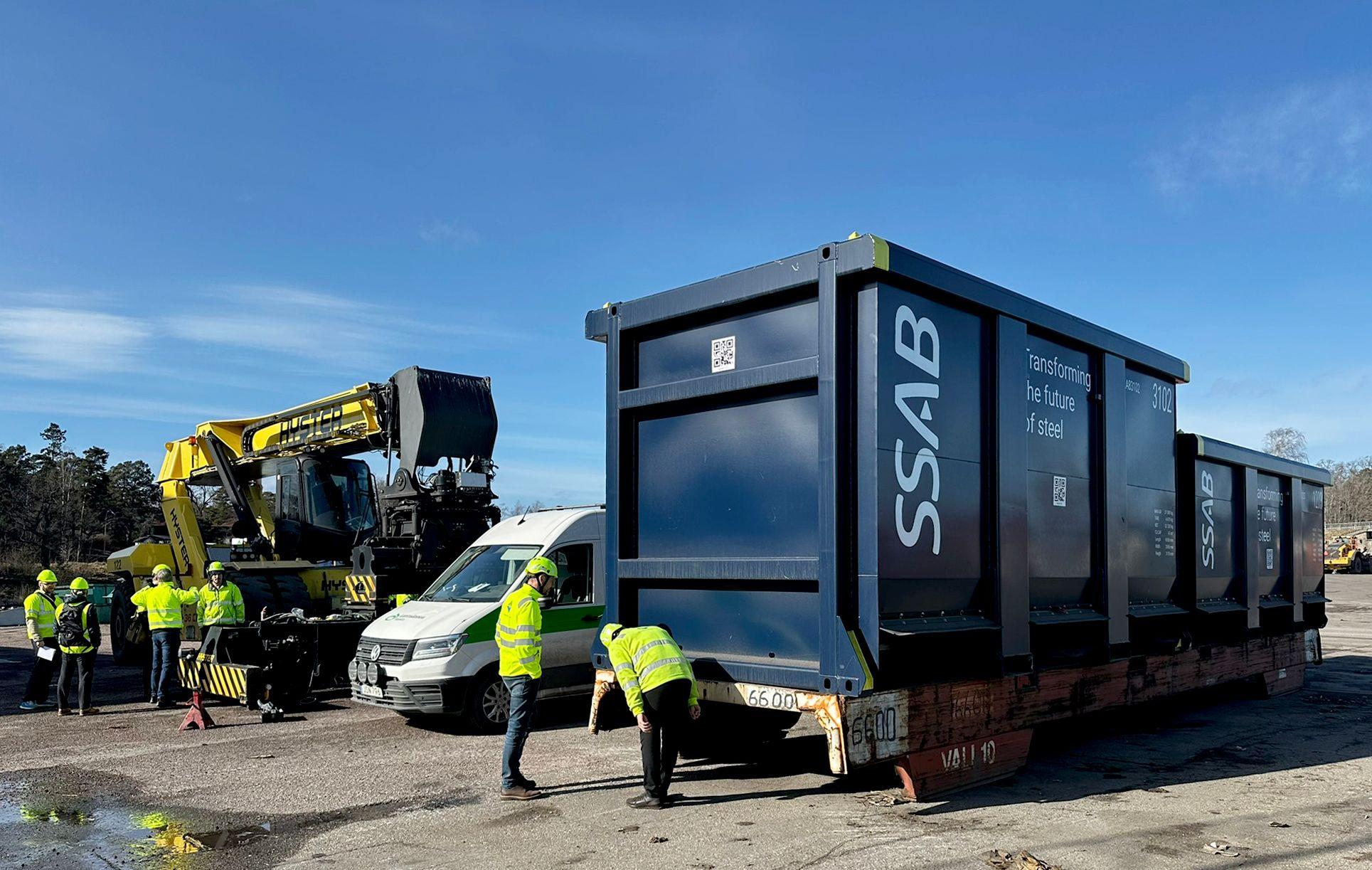 Till höger de specialbyggda containrarna som ska lastas med olika sorters skrot. 